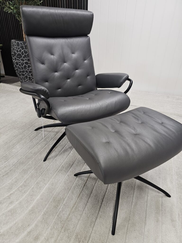 Stressless® London Cross lenestol med krakk
