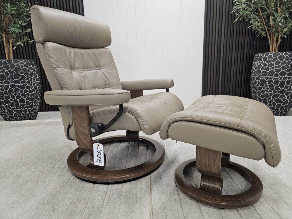 Stressless® Erik Classic lenestol med krakk