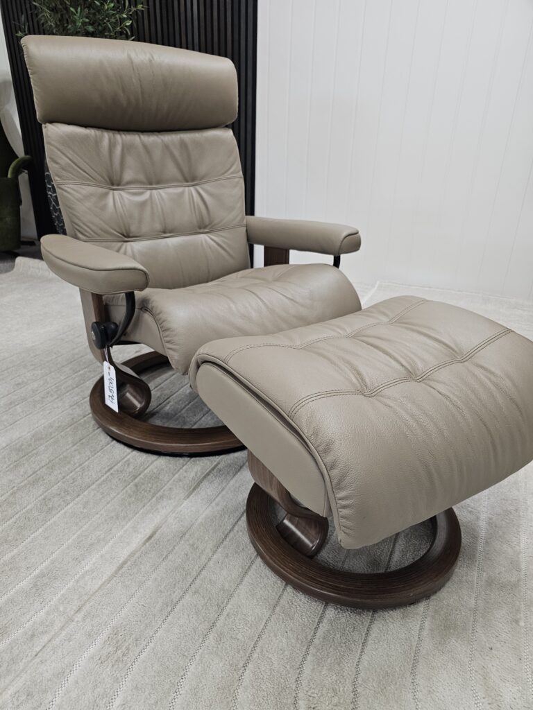 Stressless® Erik Classic lenestol med krakk