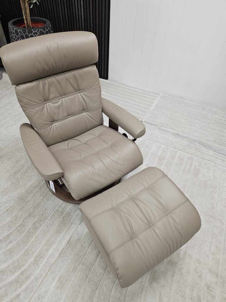 Stressless® Erik Classic lenestol med krakk