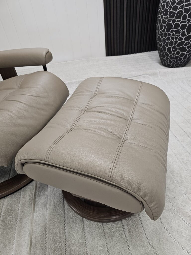 Stressless® Erik Classic lenestol med krakk