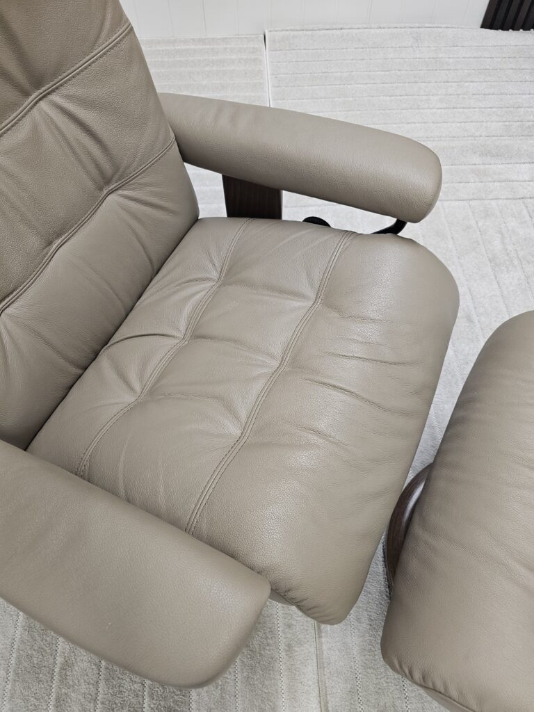 Stressless® Erik Classic lenestol med krakk