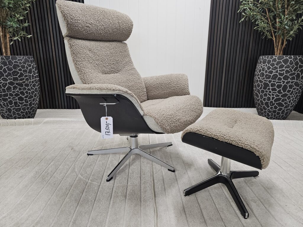 Conform Timeout lenestol med krakk – Sahara fåreskinn