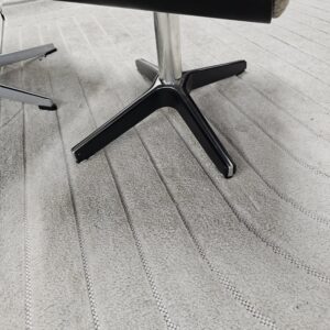 Conform Timeout lenestol med krakk – Sahara fåreskinn - Bilde 6