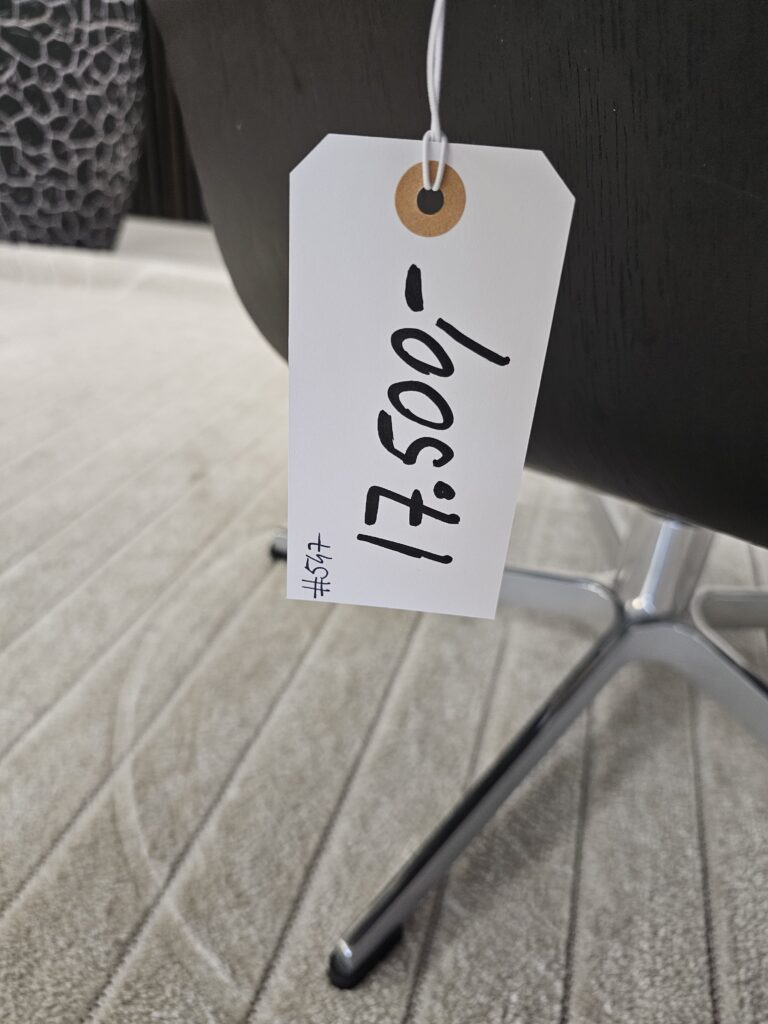 Conform Timeout lenestol med krakk – Sahara fåreskinn