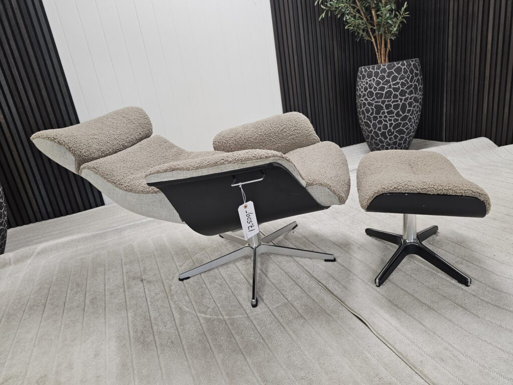 Conform Timeout lenestol med krakk – Sahara fåreskinn