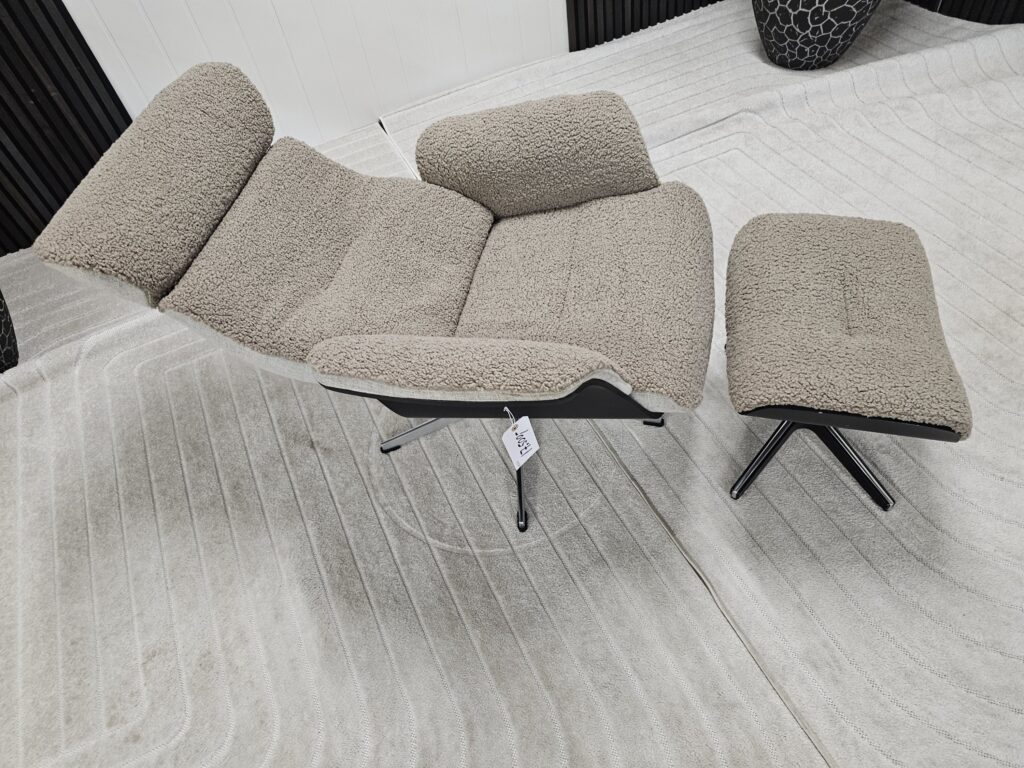 Conform Timeout lenestol med krakk – Sahara fåreskinn