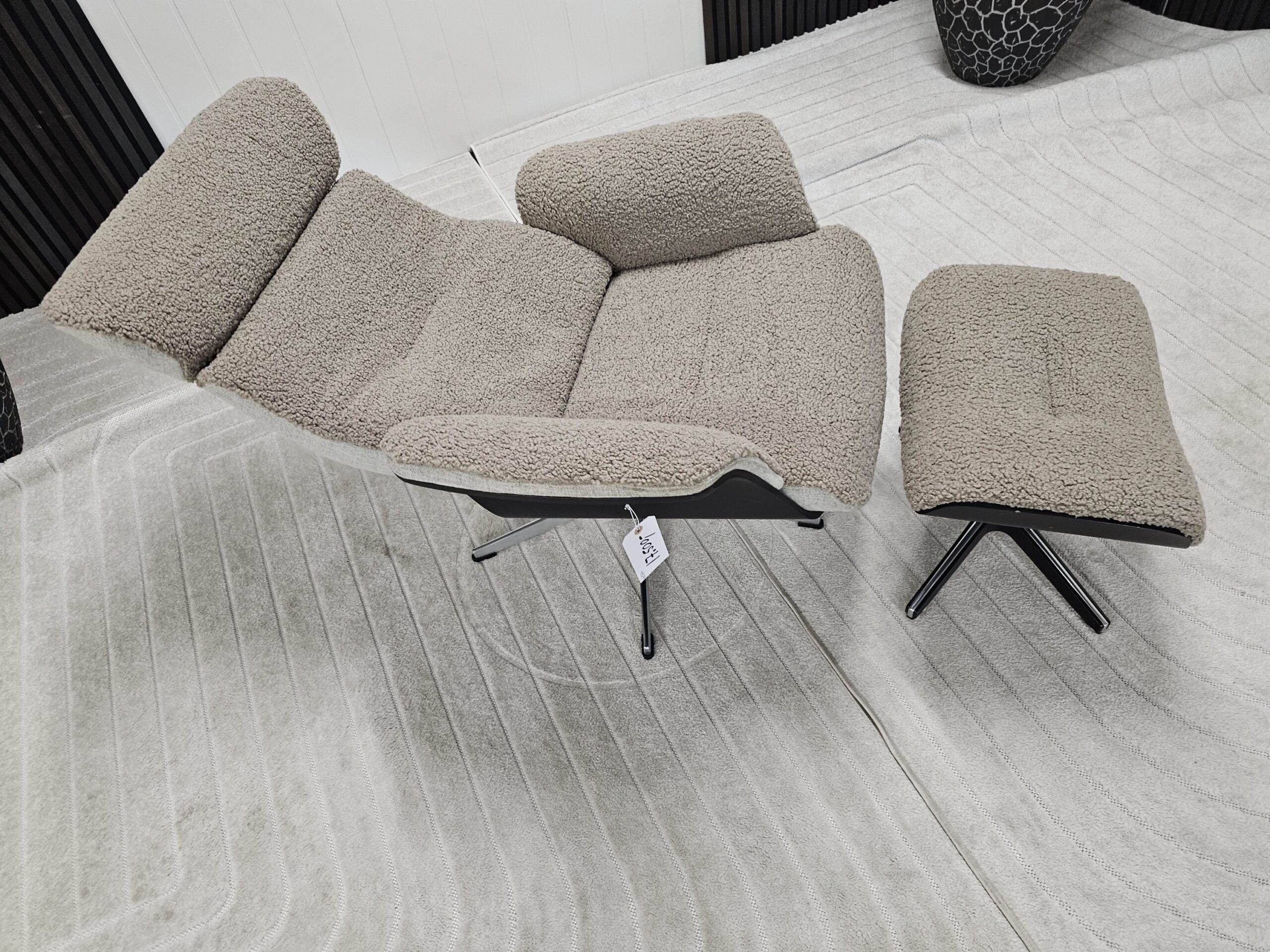 Conform Timeout lenestol med krakk – Sahara fåreskinn - Bilde 5
