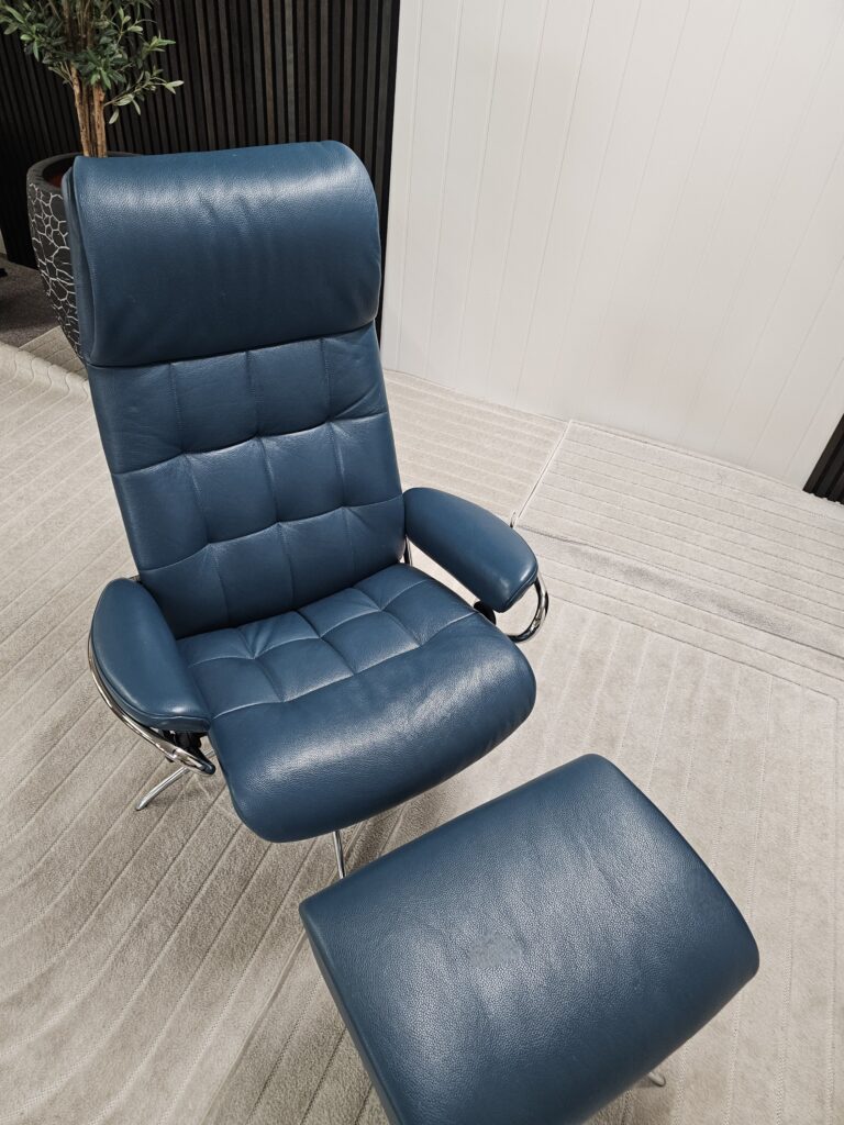 Stressless® London Cross lenestol med krakk