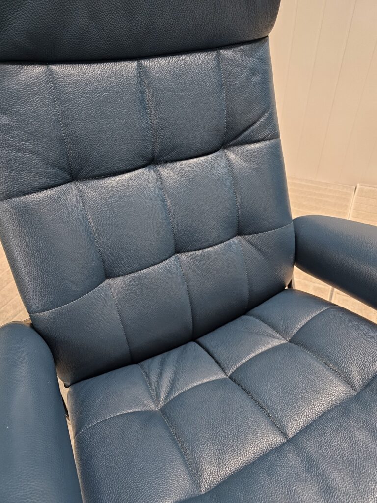 Stressless® London Cross lenestol med krakk