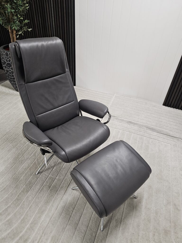 Stressless® Paris Cross lenestol med krakk
