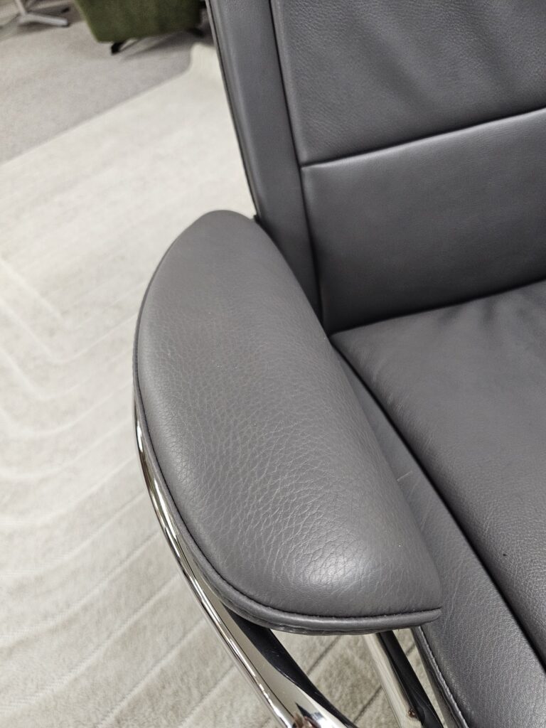 Stressless® Paris Cross lenestol med krakk