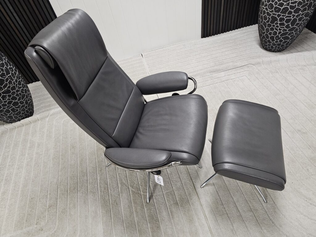Stressless® Paris Cross lenestol med krakk