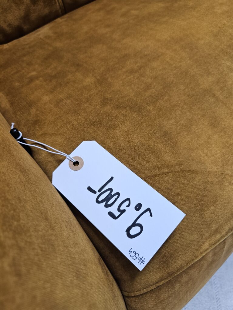 Hjort Knudsen lenestol med integrert fothviler
