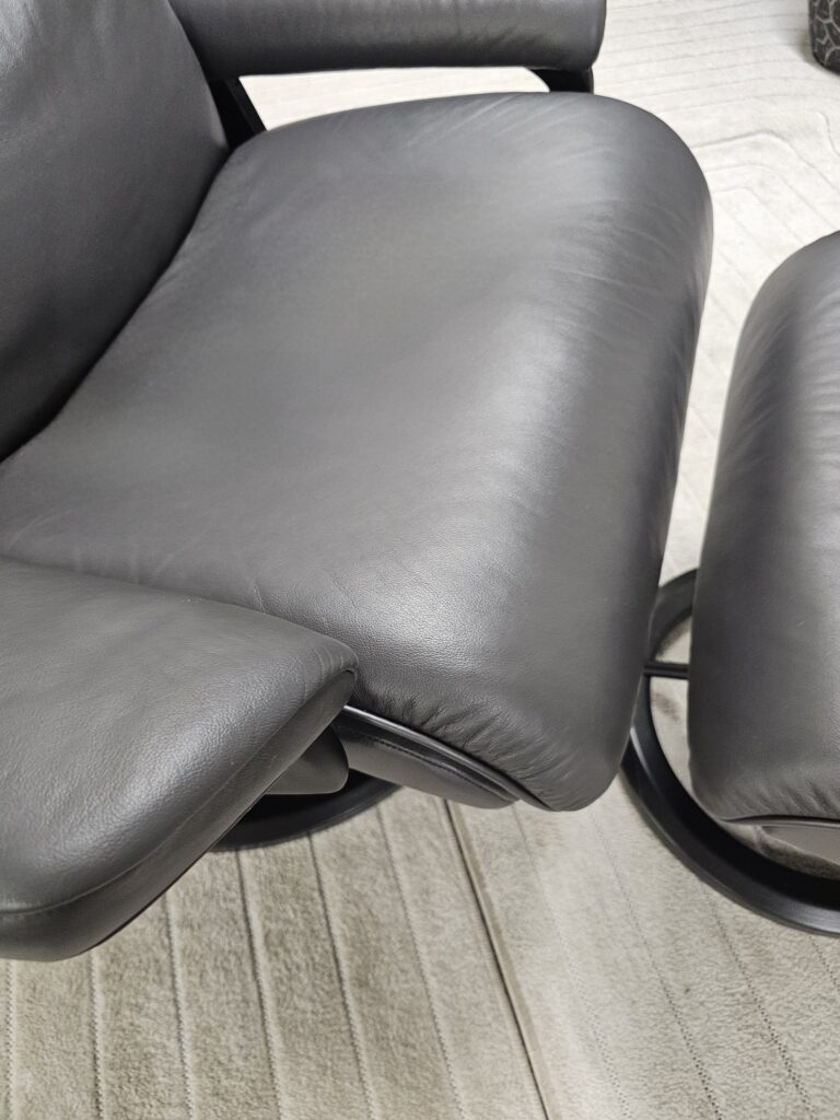 Stressless® Aura Signature lenestol med krakk