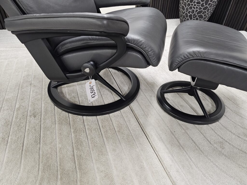 Stressless® Aura Signature lenestol med krakk