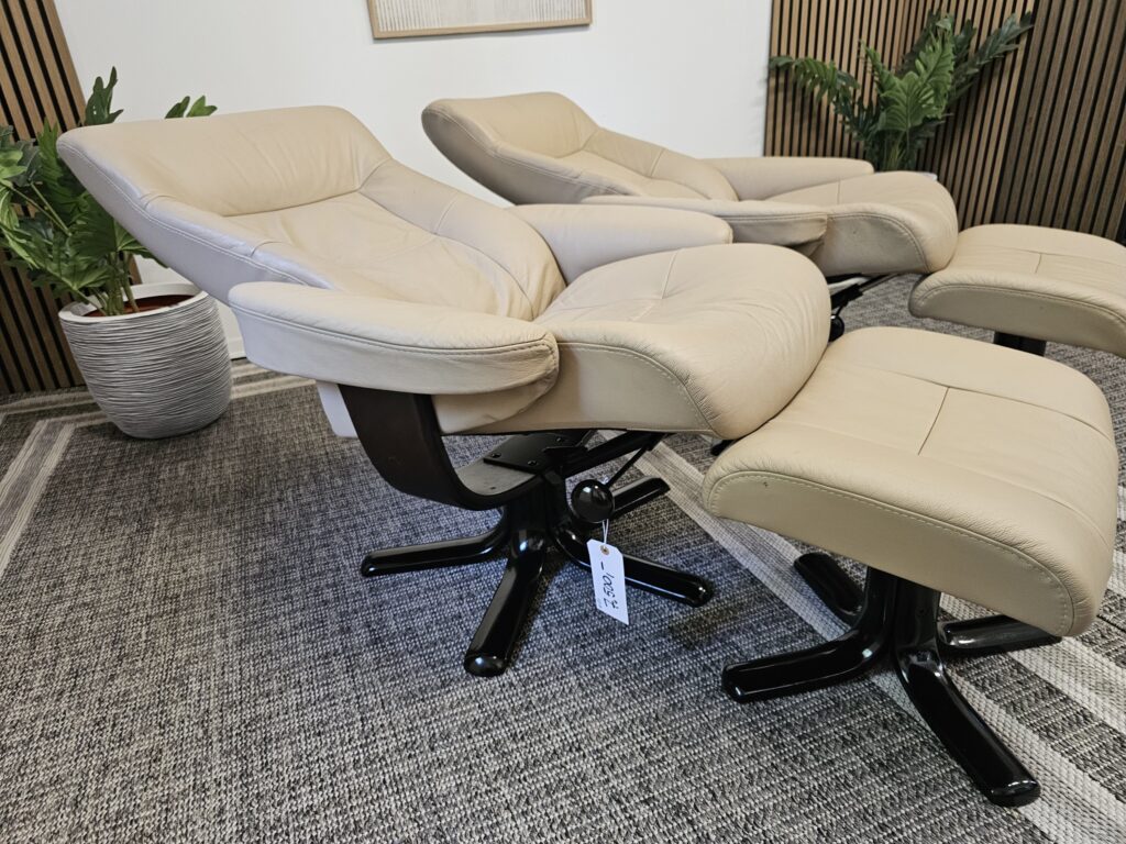 2 stk. IMG Nordic lenestoler med krakker