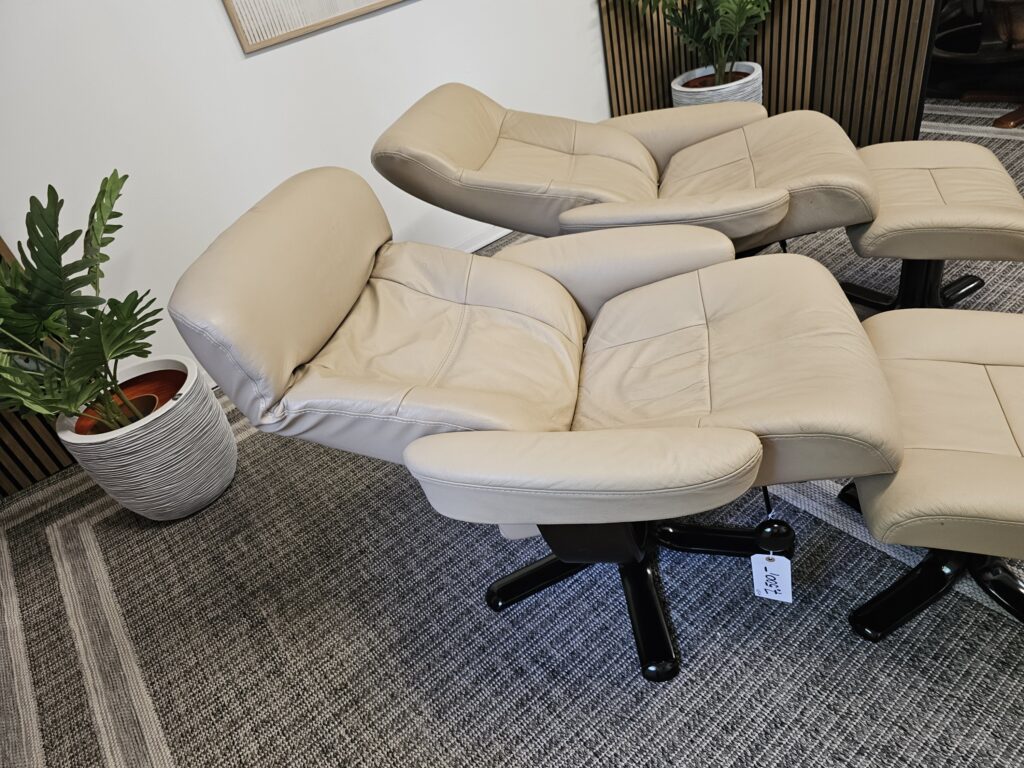 2 stk. IMG Nordic lenestoler med krakker