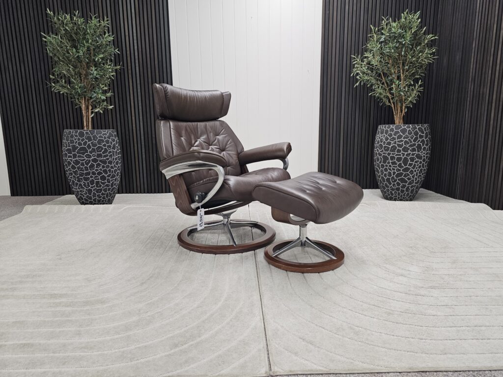 Stressless® Skyline Signature lenestol med krakk