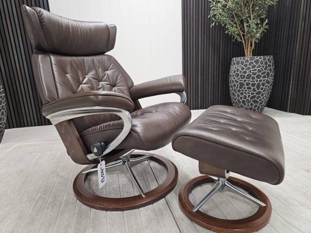 Stressless® Skyline Signature lenestol med krakk