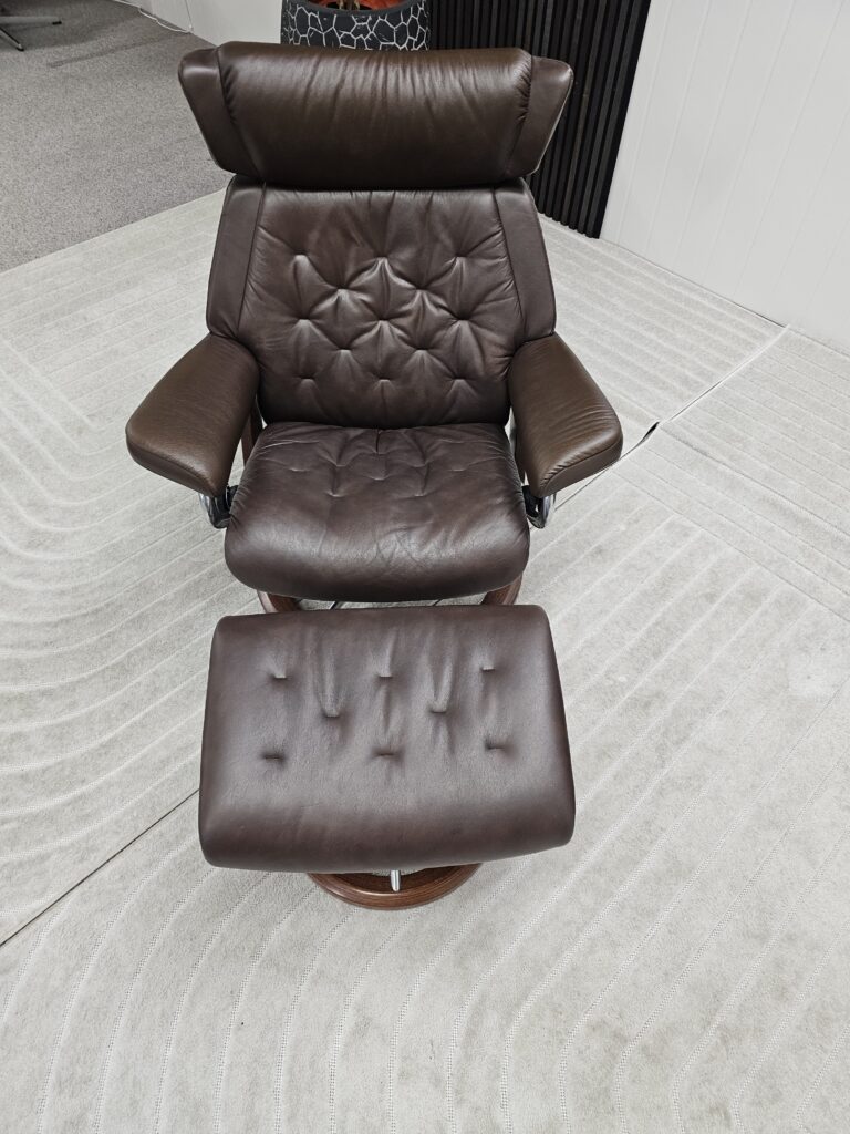 Stressless® Skyline Signature lenestol med krakk