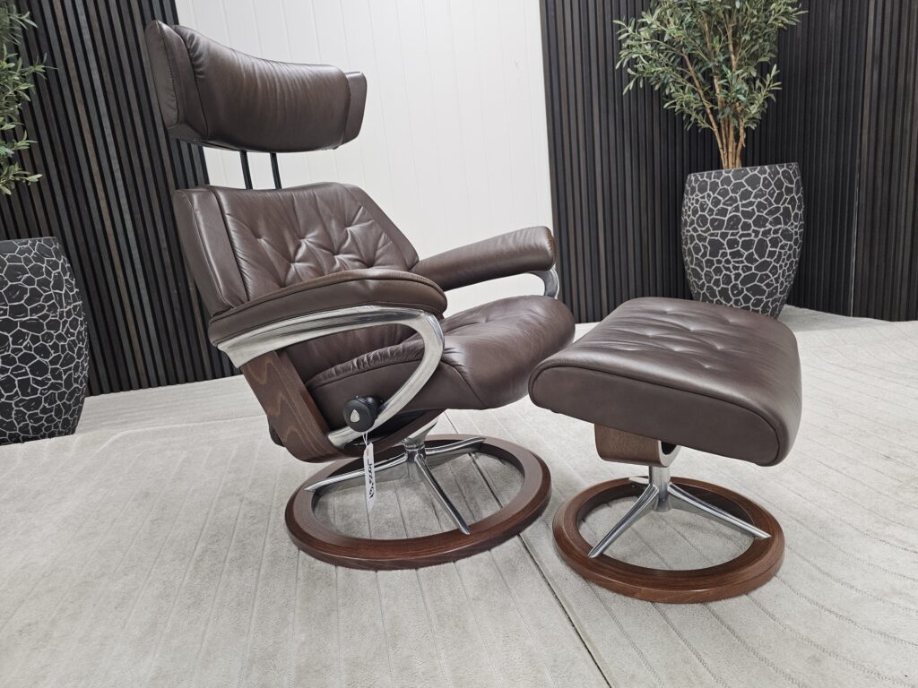 Stressless® Skyline Signature lenestol med krakk