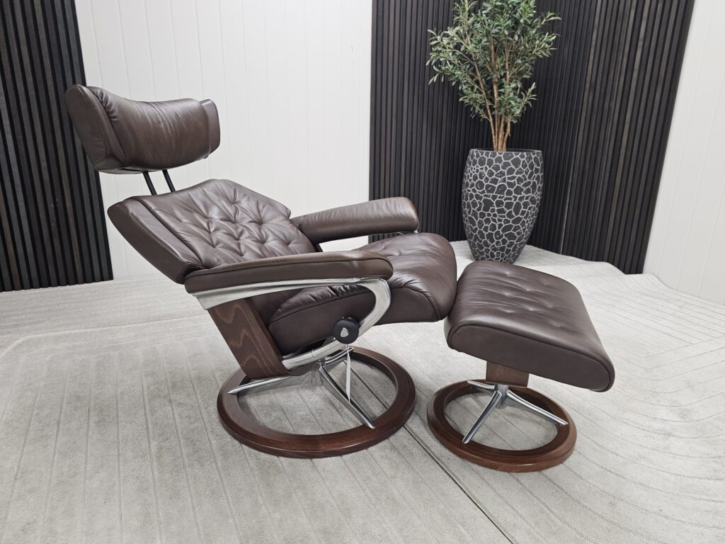 Stressless® Skyline Signature lenestol med krakk