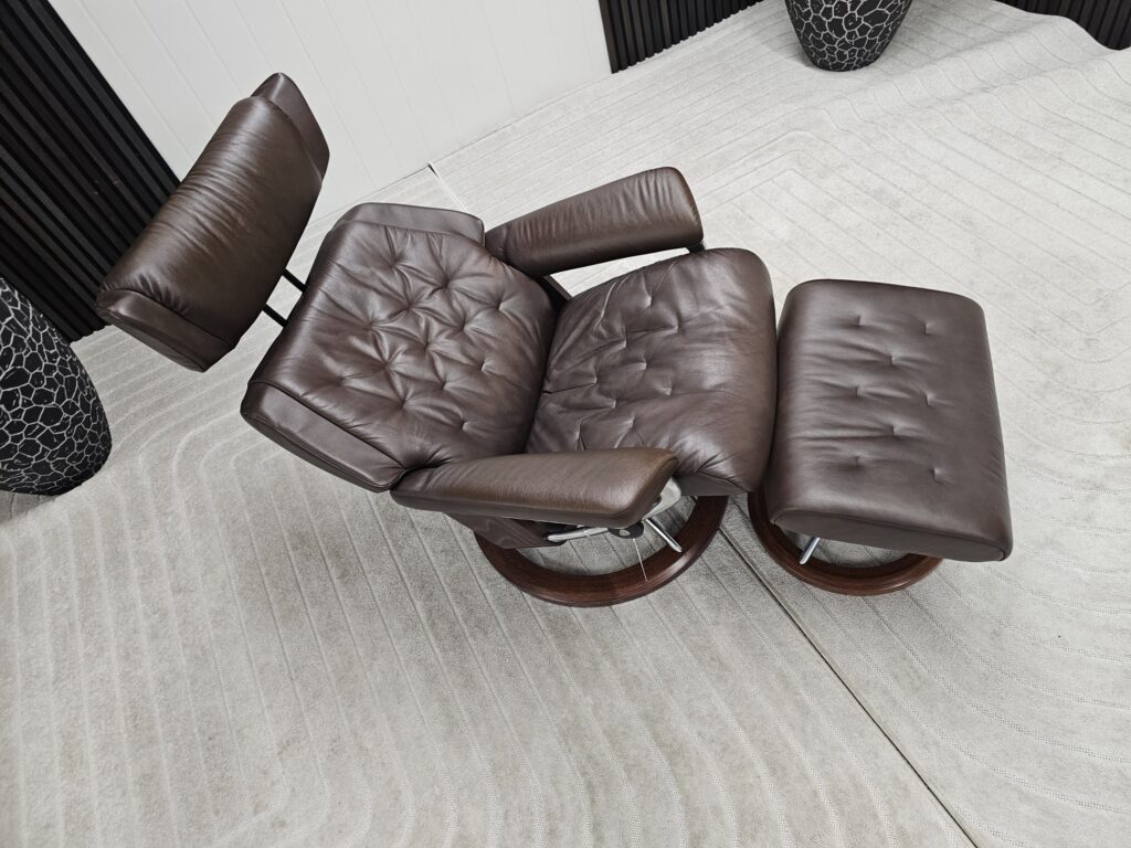 Stressless® Skyline Signature lenestol med krakk
