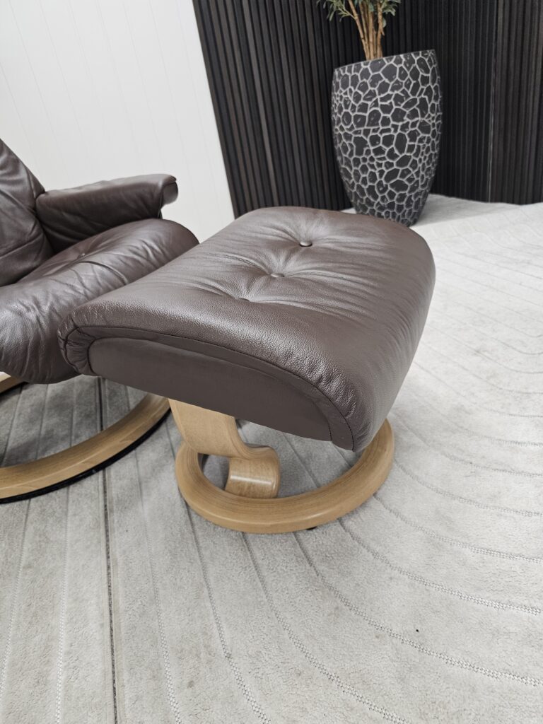 Stressless® Sky lenestol med krakk
