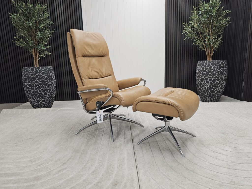 Stressless® Tokyo lenestol med høy rygg og krakk