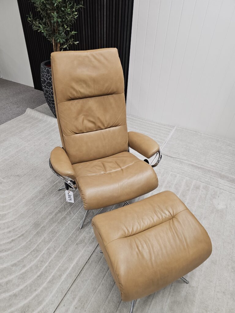 Stressless® Tokyo lenestol med høy rygg og krakk