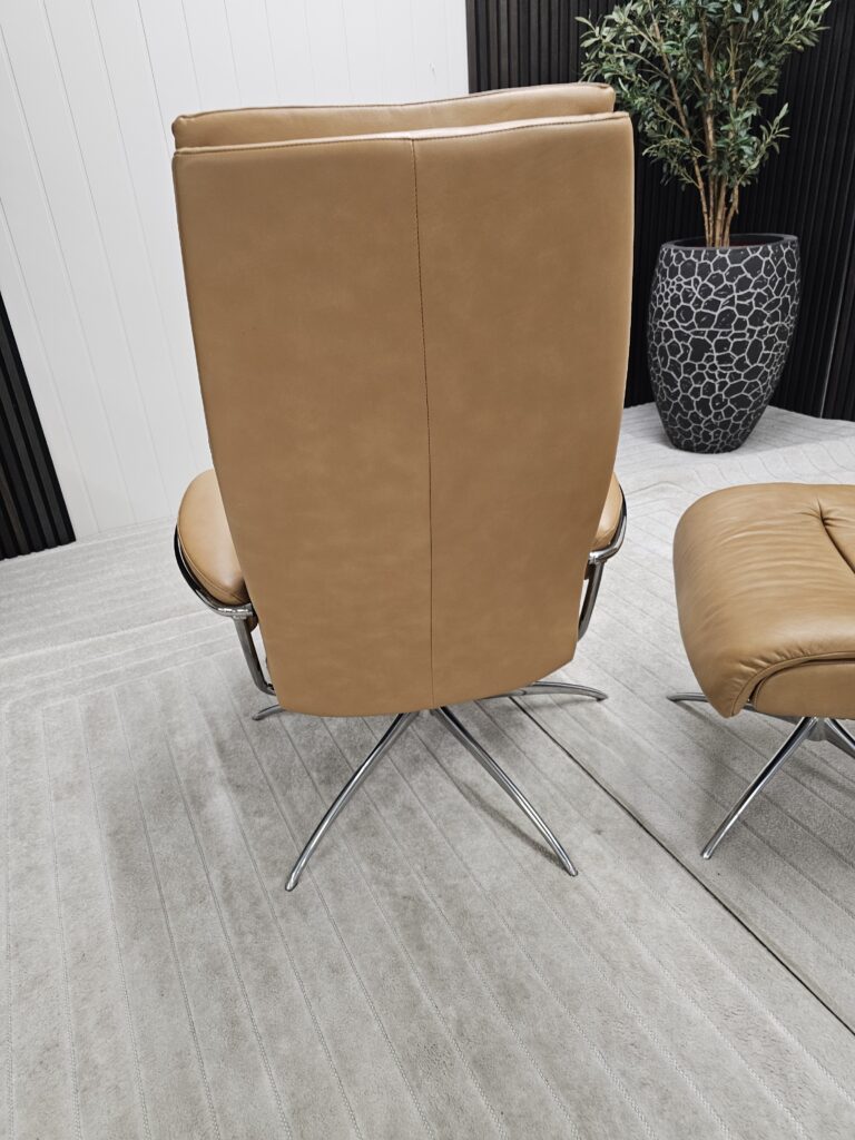 Stressless® Tokyo lenestol med høy rygg og krakk