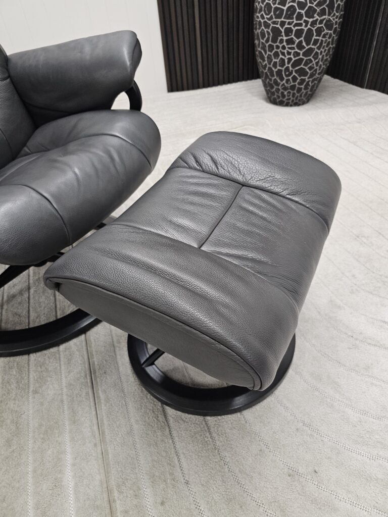 Stressless® Mayfair Signature lenestol med krakk
