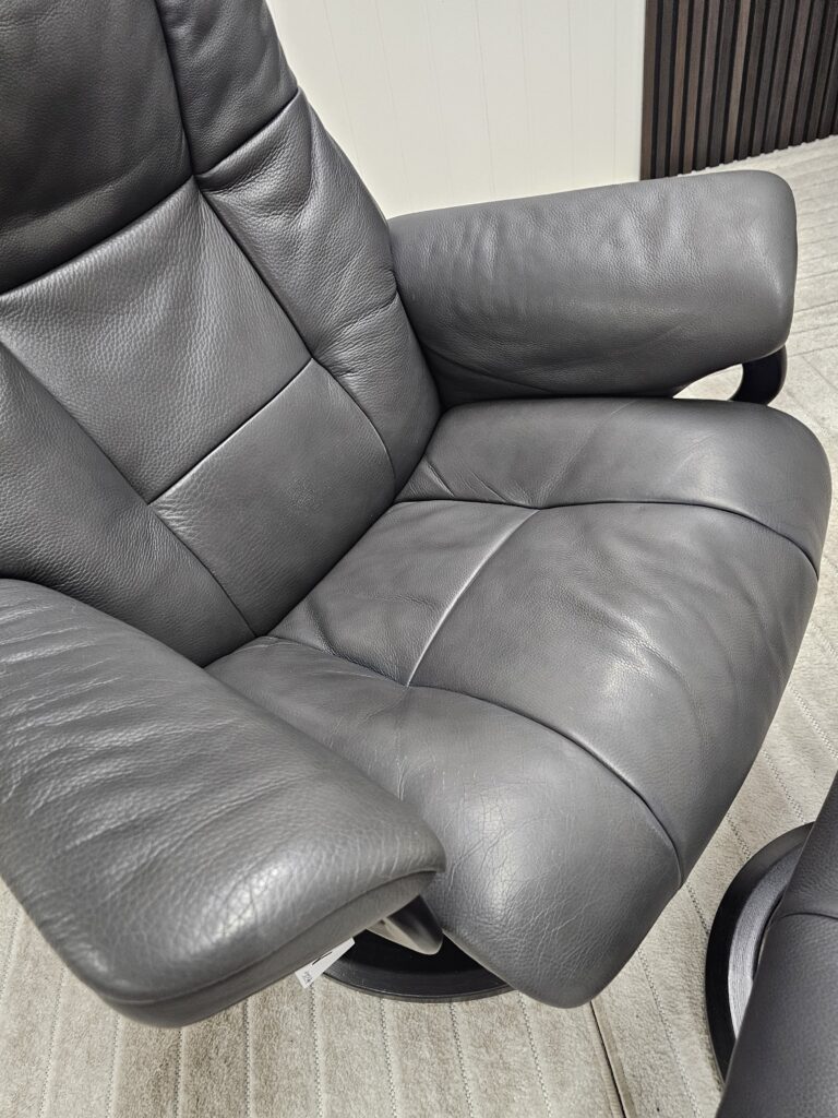 Stressless® Mayfair Signature lenestol med krakk