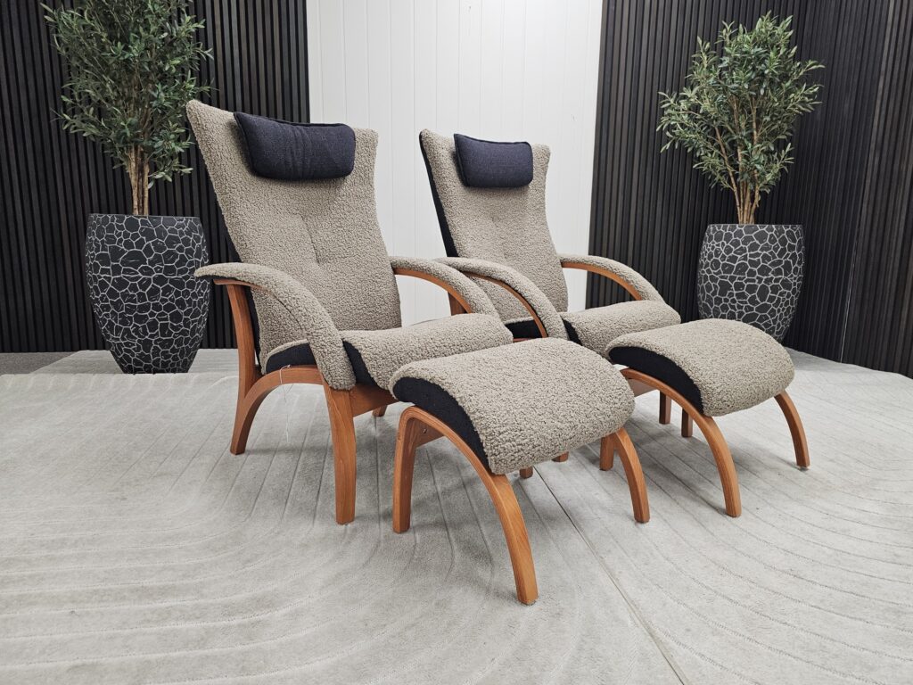 2 stk. Brunstad Delta Legend fåreskinn lenestoler med krakk