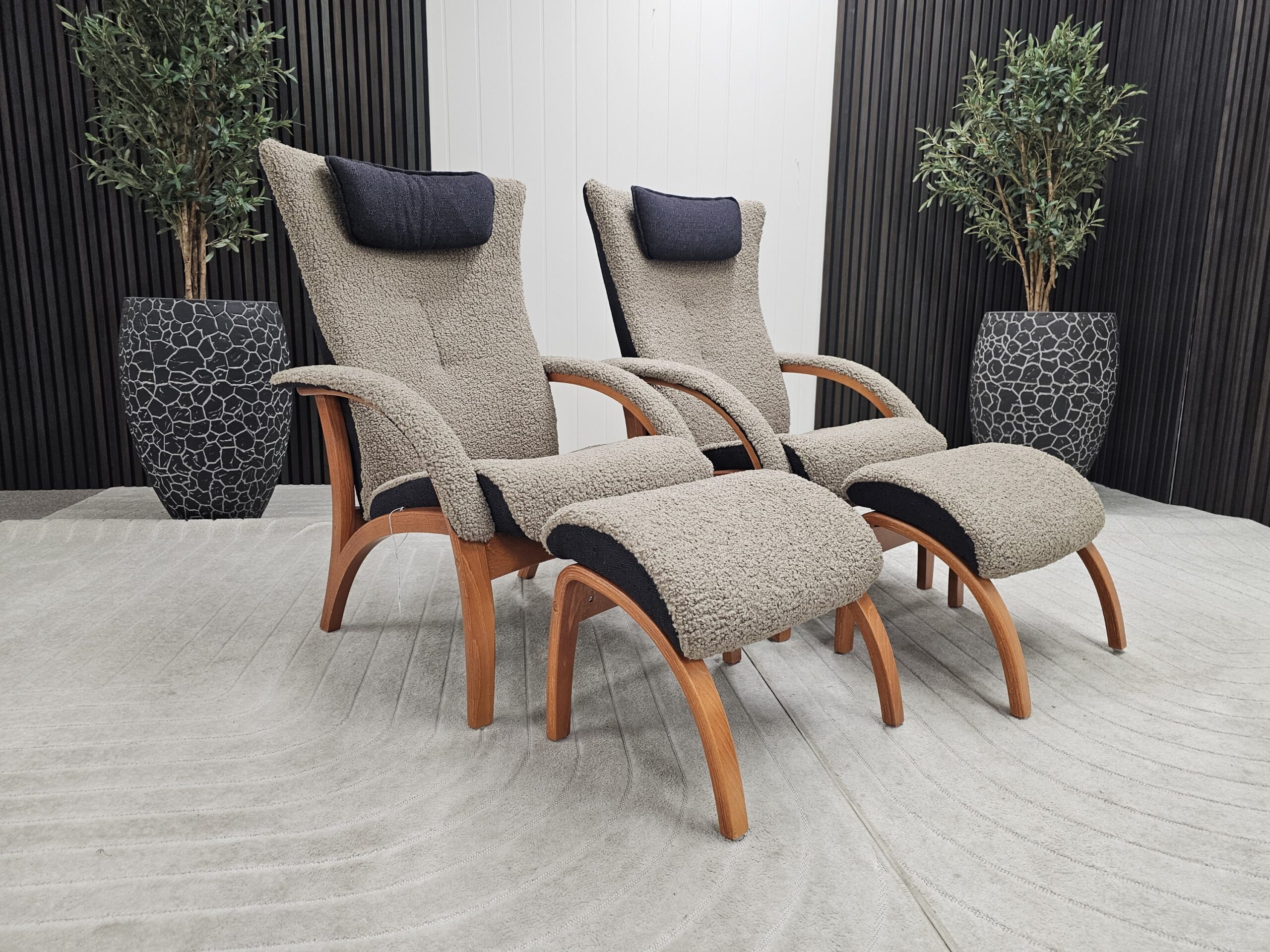 2 stk. Brunstad Delta Legend fåreskinn lenestoler med krakk - Bilde 1