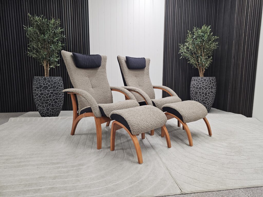 2 stk. Brunstad Delta Legend fåreskinn lenestoler med krakk