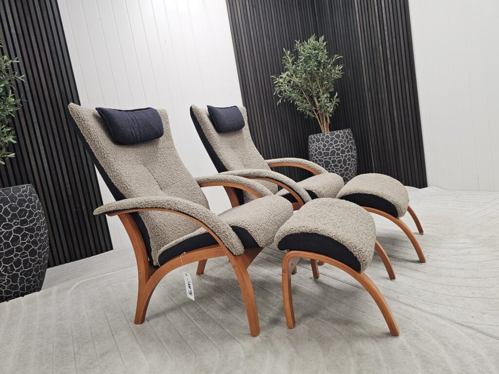2 stk. Brunstad Delta Legend fåreskinn lenestoler med krakk