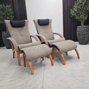 2 stk. Brunstad Delta Legend fåreskinn lenestoler med krakk - Bilde 2