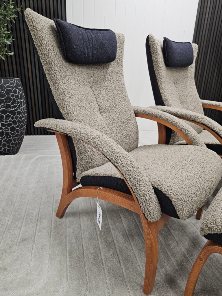 2 stk. Brunstad Delta Legend fåreskinn lenestoler med krakk