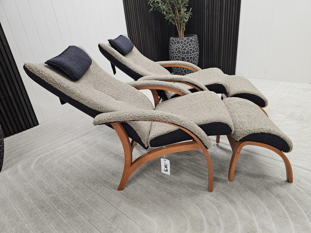 2 stk. Brunstad Delta Legend fåreskinn lenestoler med krakk