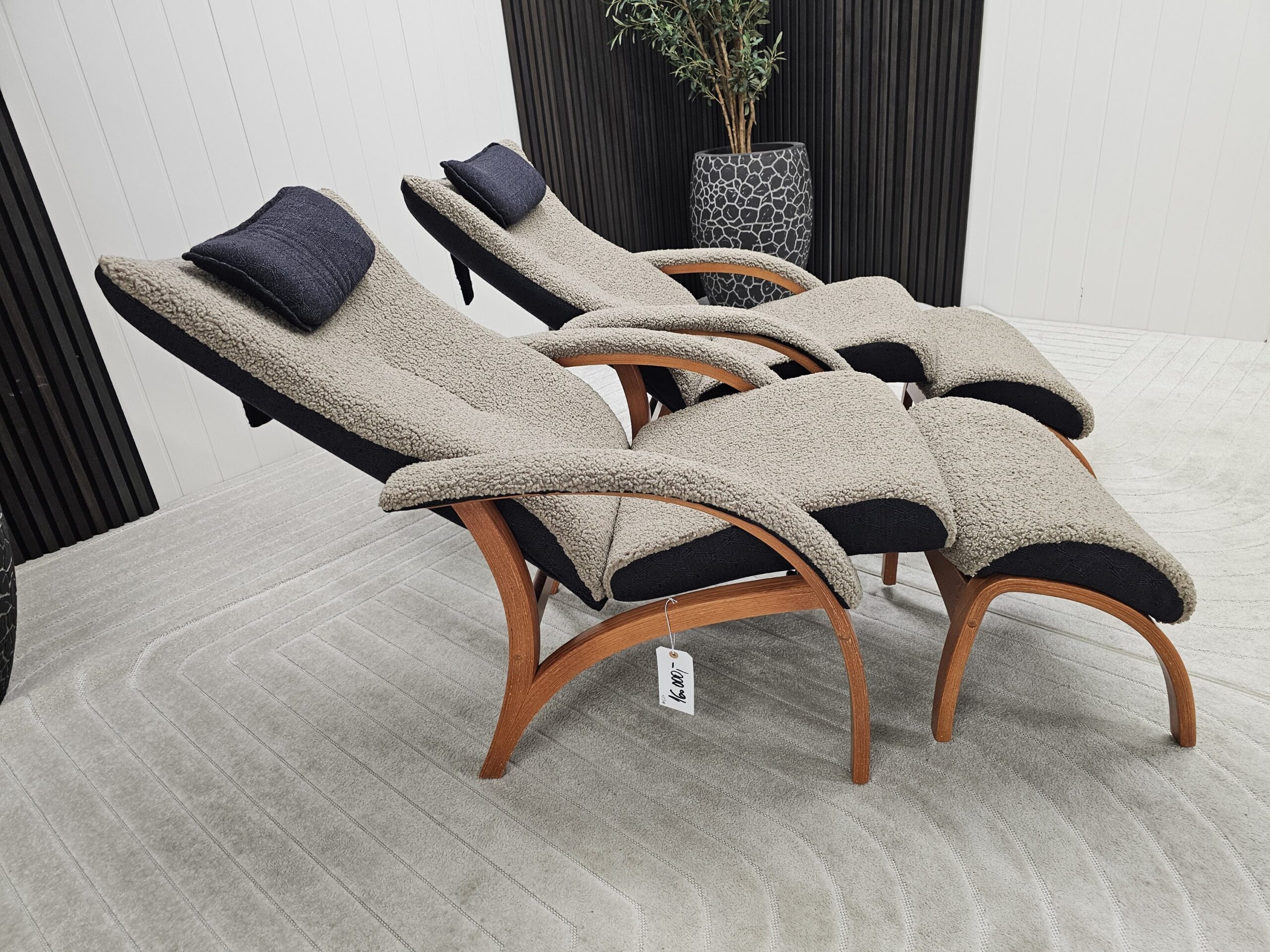 2 stk. Brunstad Delta Legend fåreskinn lenestoler med krakk - Bilde 16