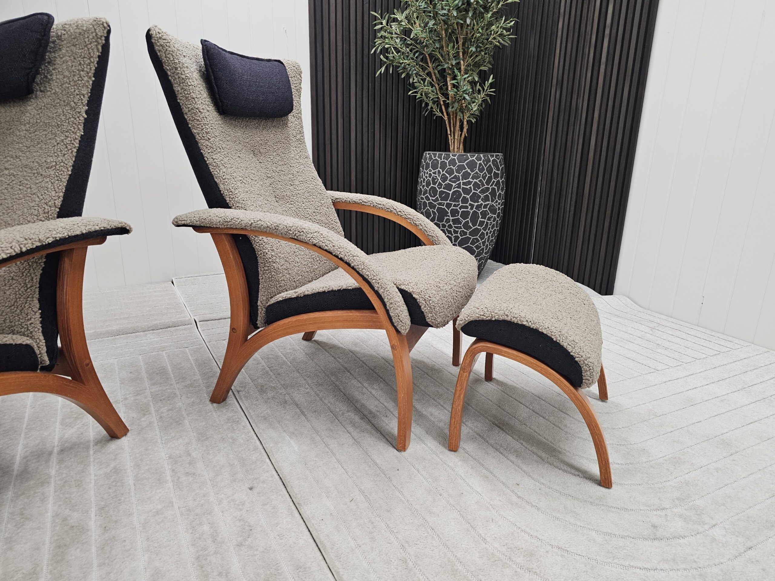 2 stk. Brunstad Delta Legend fåreskinn lenestoler med krakk - Bilde 14