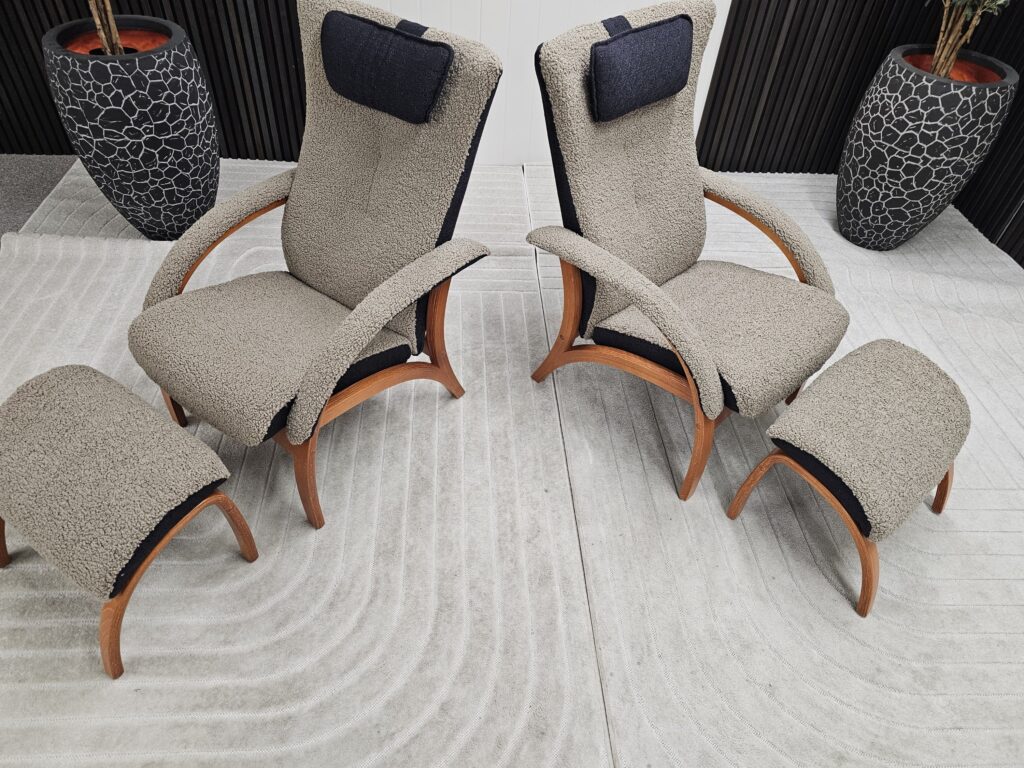 2 stk. Brunstad Delta Legend fåreskinn lenestoler med krakk