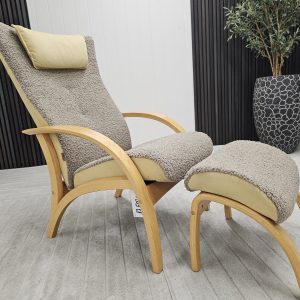 Brunstad Delta Adventure lenestol med krakk- fåreskinn - Bilde 6
