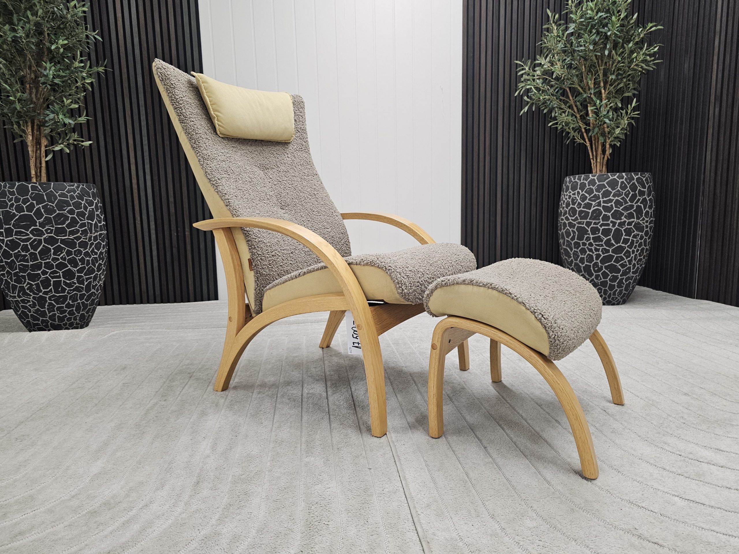 Brunstad Delta Adventure lenestol med krakk- fåreskinn - Bilde 4