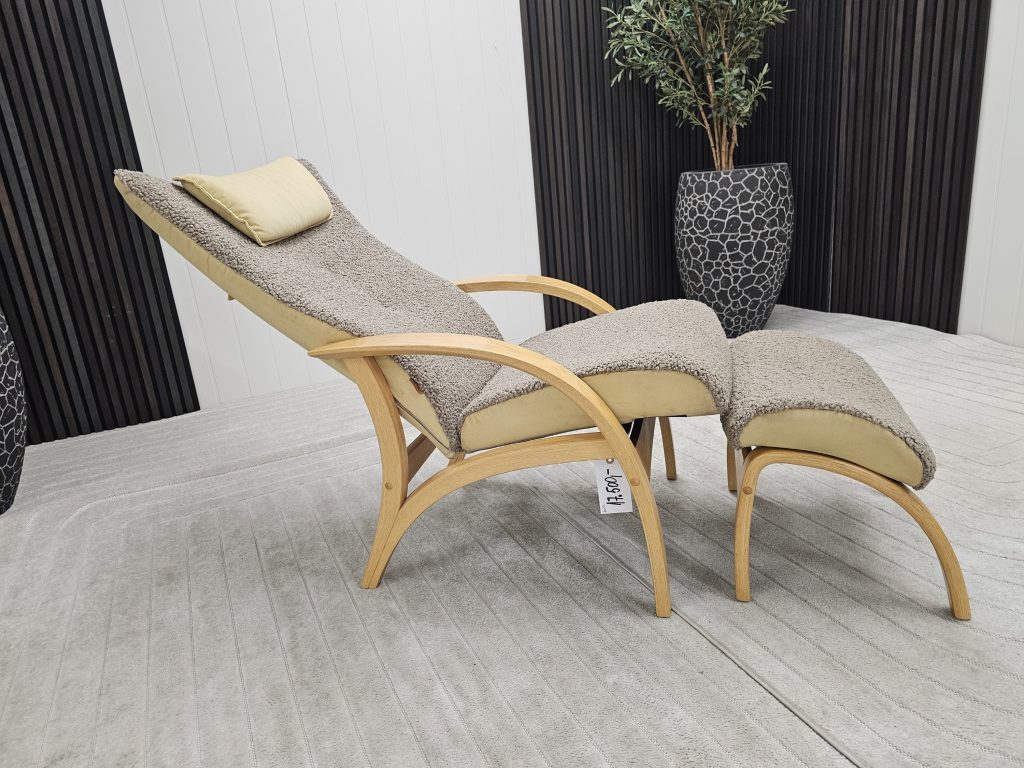 Brunstad Delta Adventure lenestol med krakk- fåreskinn