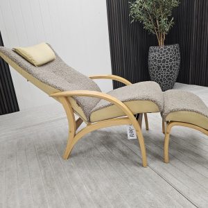 Brunstad Delta Adventure lenestol med krakk- fåreskinn - Bilde 8