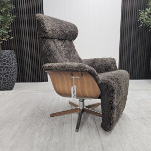 Conform Timeout lenestol fåreskinn med fothviler - Bilde 1