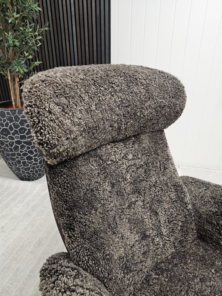 Conform Timeout lenestol fåreskinn med fothviler